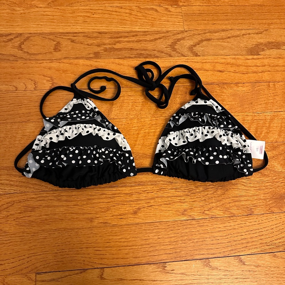 Black and white ruffle bikini top